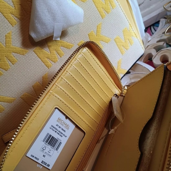 NEW! MICHAEL KORS LARGE GILLY DRAWSTRING TOTE W/WRISTLET - Picture 4 of 4